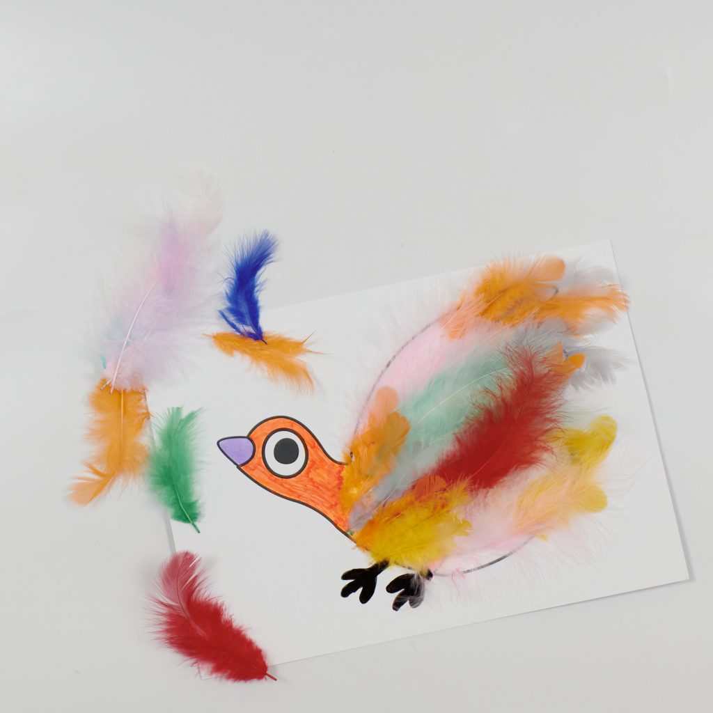Поделка Птица с разноцветными перьями